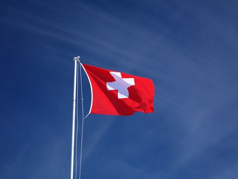 Schweizer Flagge vor blauen Himmel