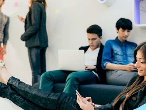 Junges Team arbeitet mit Skype for Business zusammen