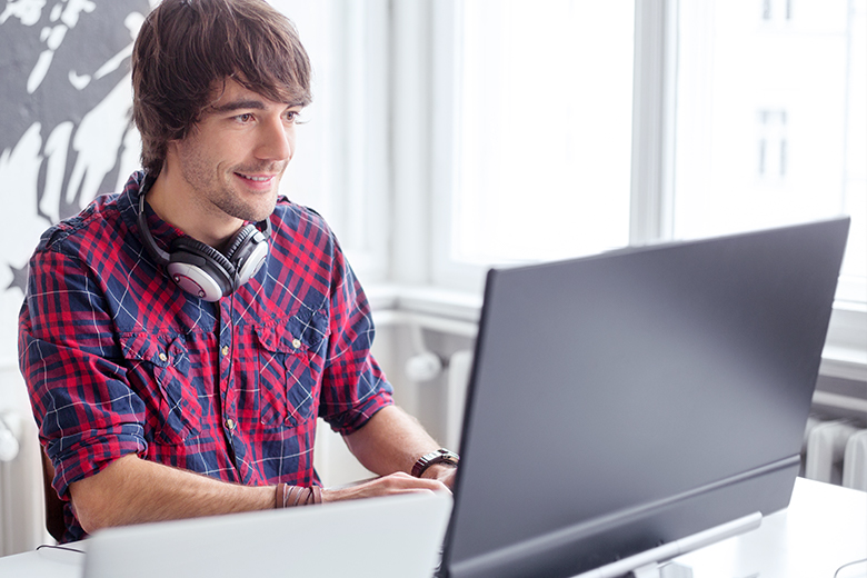 Junger Mann führt eine spontanes Online-Meeting mit seiner Kollegin